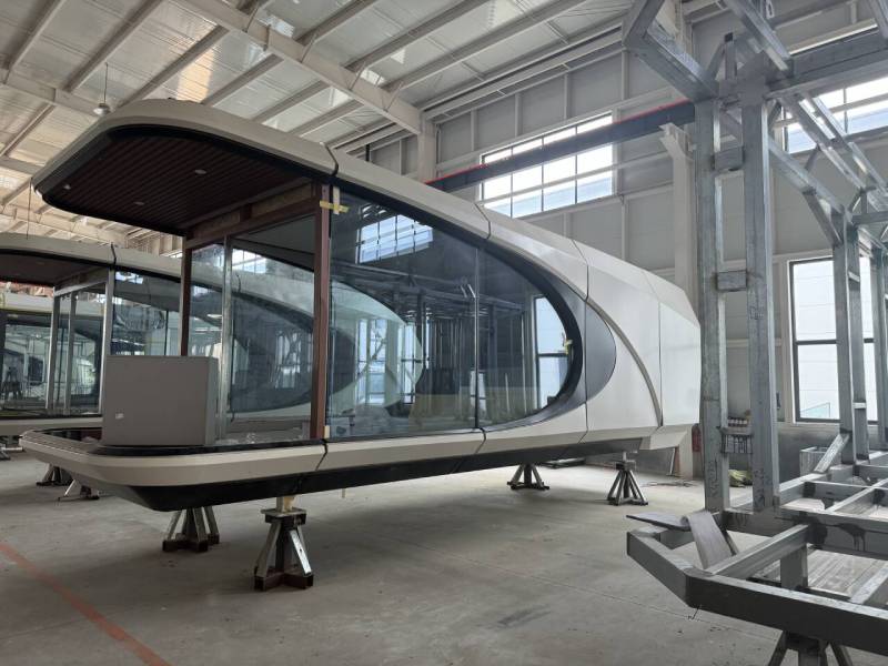 The encounter between nature and space capsule